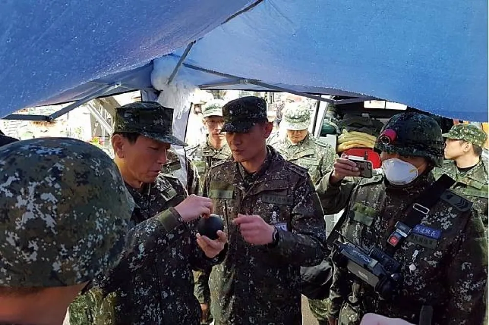 【花蓮強震】李喜明抵災區慰勉救難官兵辛勞　「絕不放棄任何希望」