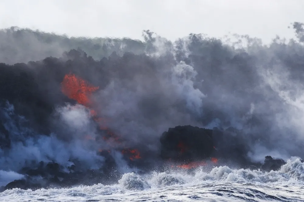 夏威夷火山噴發　熔岩流入海中產生「熔岩霧靄」造成危害