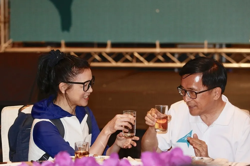 陳水扁出席募款餐會　璩美鳳上前交談後被請出會場　　