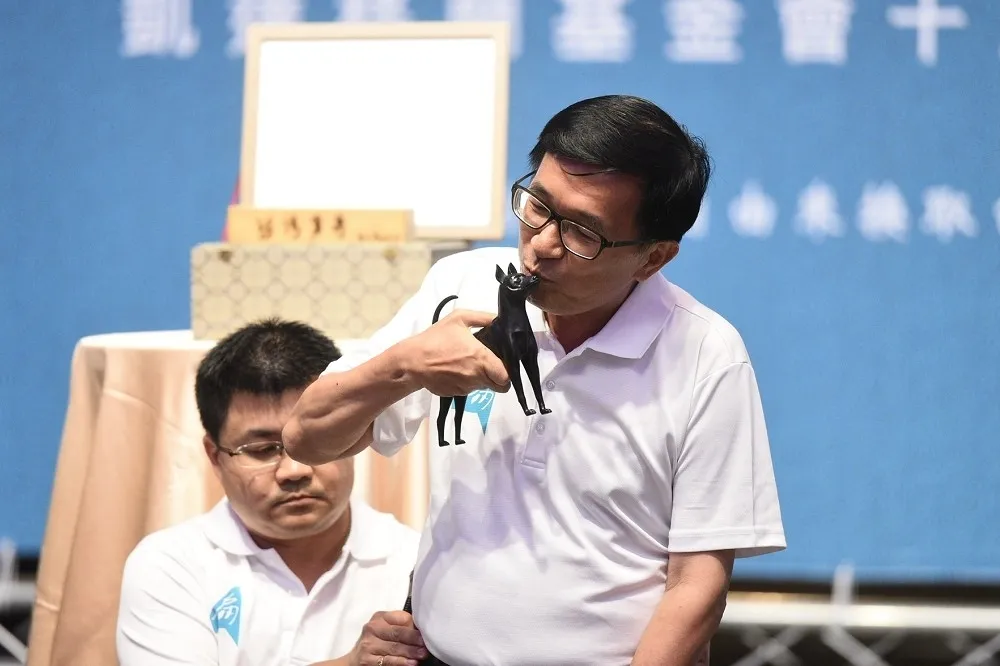 【挑戰中監紅線】陳水扁站自備肥皂箱　發言八分鐘拍賣勇哥雕像