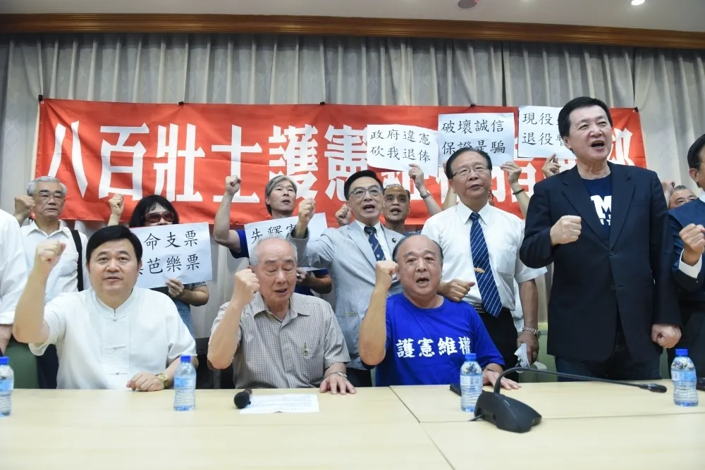 八百壯士牽線促成「國親合」　連署年改釋憲緩解軍公教火氣