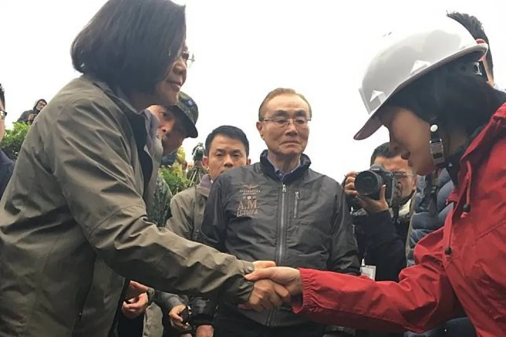 蔡英文握手致意　日本搜救隊：會盡最大能力協助台灣