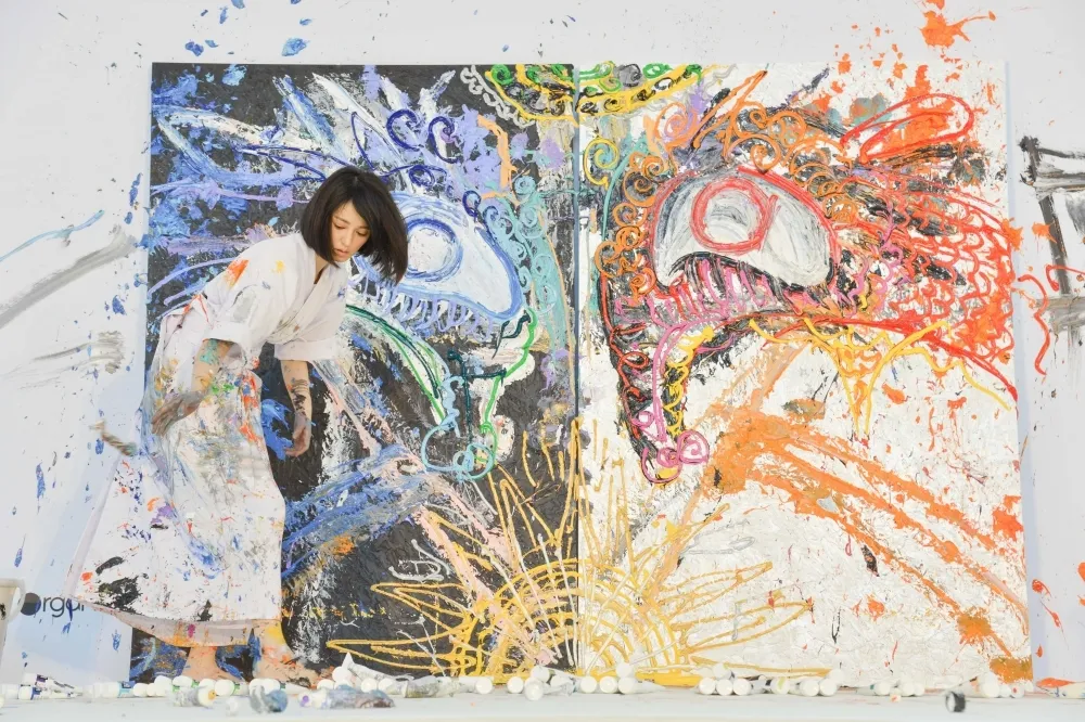 【有片】日本新銳藝術家小松美羽現身HTC總部作畫    公開跨界VR合作