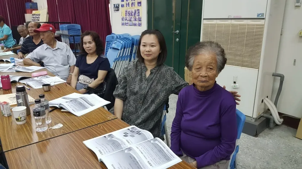 市府照管中心「志工基礎及特殊訓練」91歲學員吳陳玉蘭充分展現「活到老，學到老」精神
