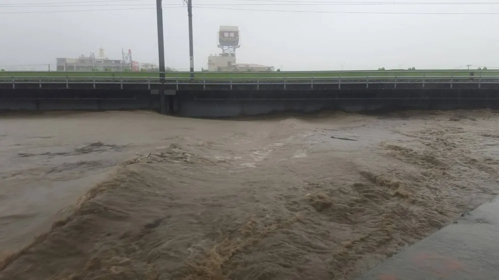 【毀滅性暴雨有片】屏東高雄台南到處淹水　14:15台鐵橋頭、岡山雙線不通