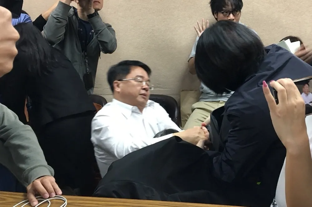 【軍改審查直播】音箱被吳秉叡搶走　李彥秀尖叫追打：為何欺負我