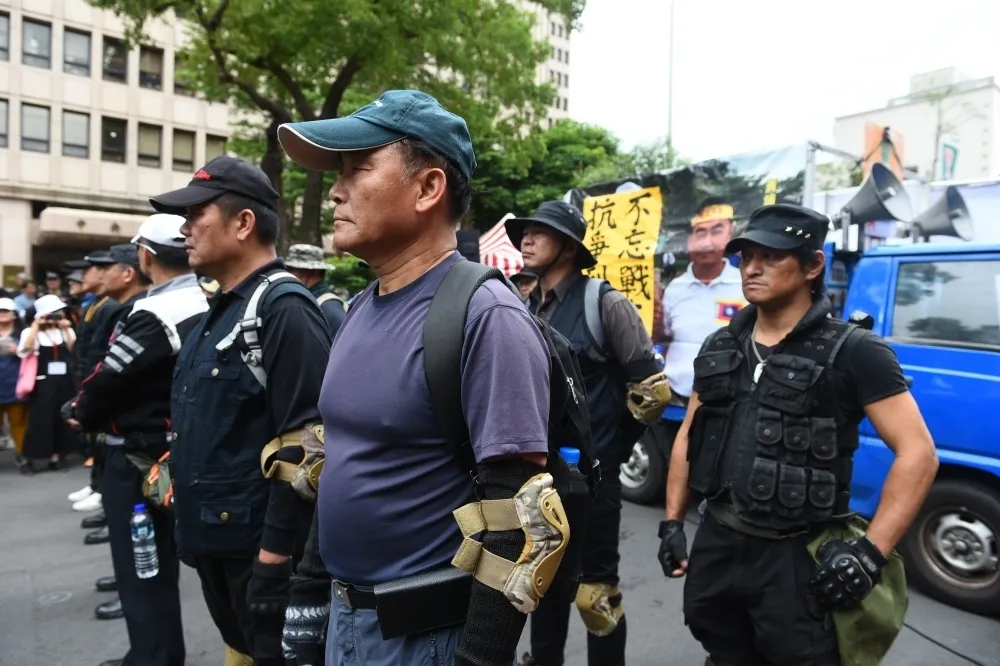  【四分衛來了】八百壯士出動退伍特戰　以人牆隔開警方