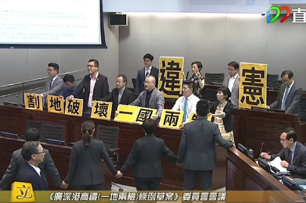 憂心中國木馬屠城　香港立法會審《一地兩檢草案》爆衝突