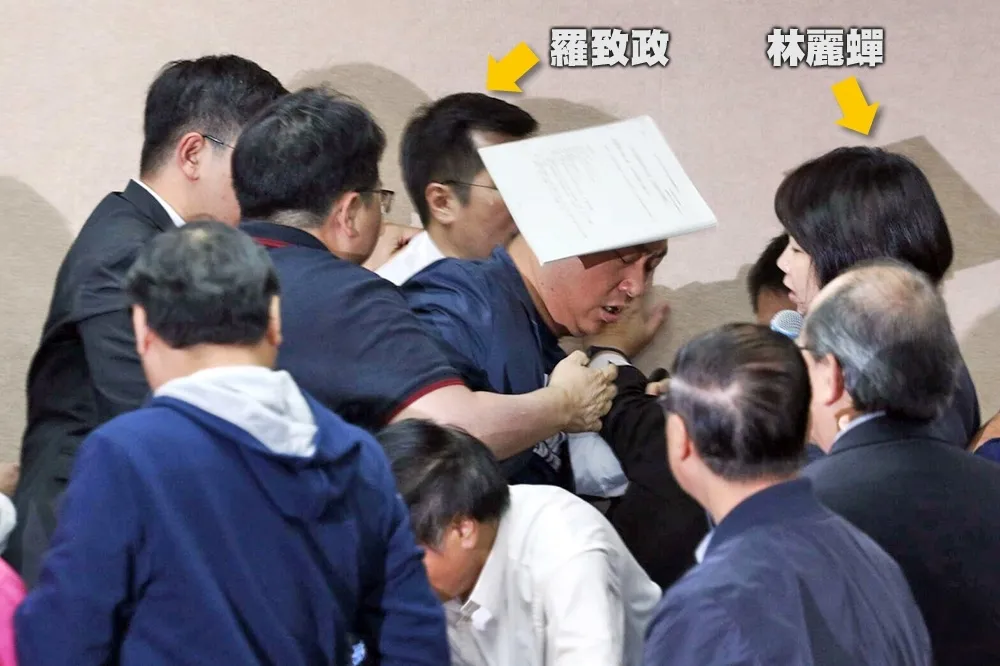 【軍改審查爆衝突】藍委主席台抗議　綠委羅致政突衝向林麗蟬