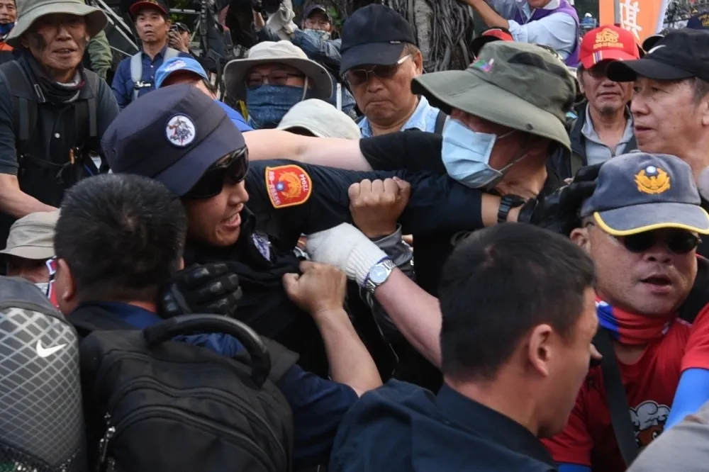 反年改毆打記者警察　 5人函送法辦另鎖定11名涉案人