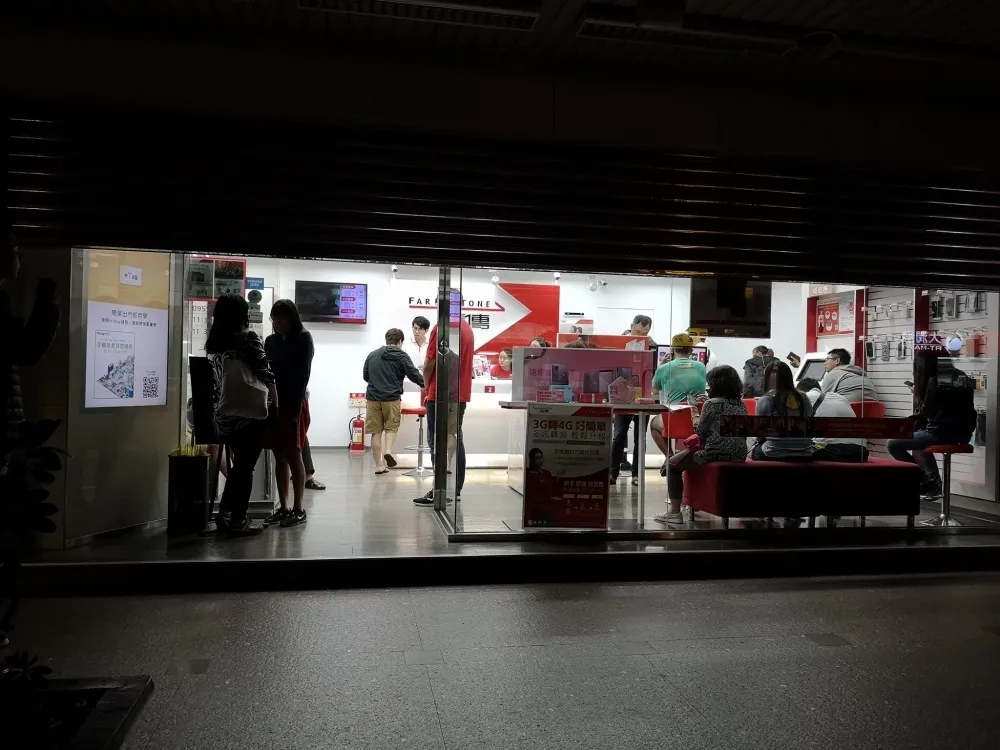 【你們看到沒】手機吃到飽申辦到深夜　 民眾看不下去大罵電信業者「沒血沒淚」