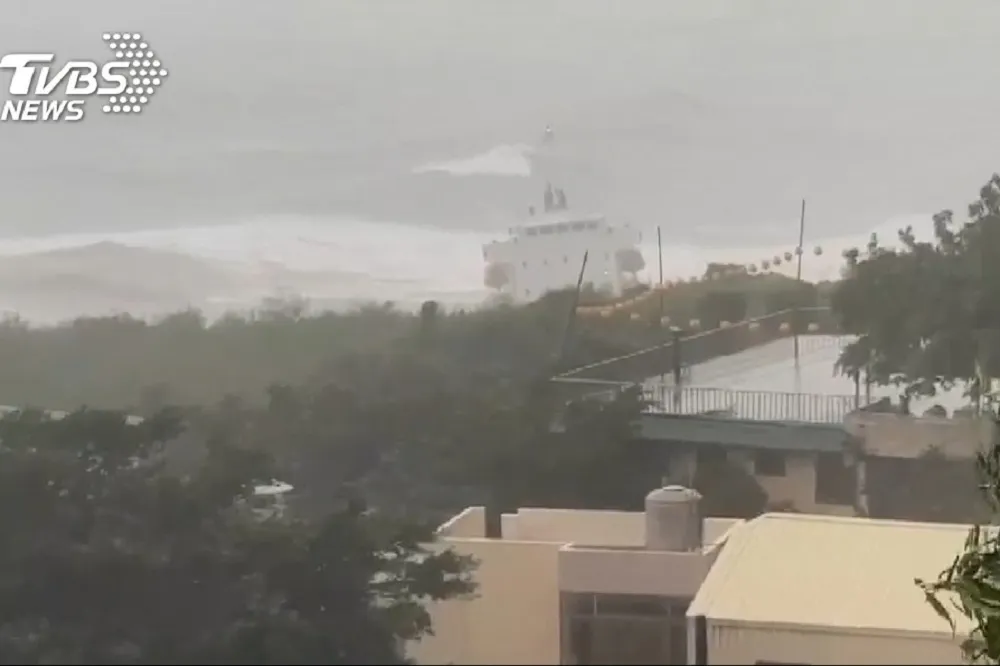 高雄旗津外海5艘油輪擱淺　19人獲救47人待援中