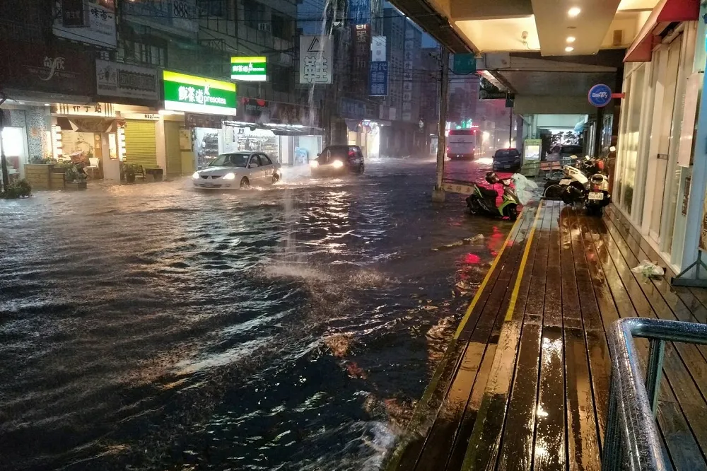 【豪雨災情總整理】全台624處淹水　嘉義縣東石鄉「水淹及膝」