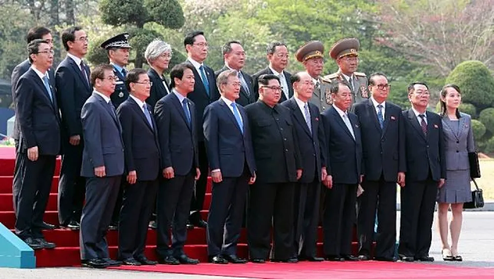 北韓將軍向文在寅敬禮　 韓軍僅以握手致意