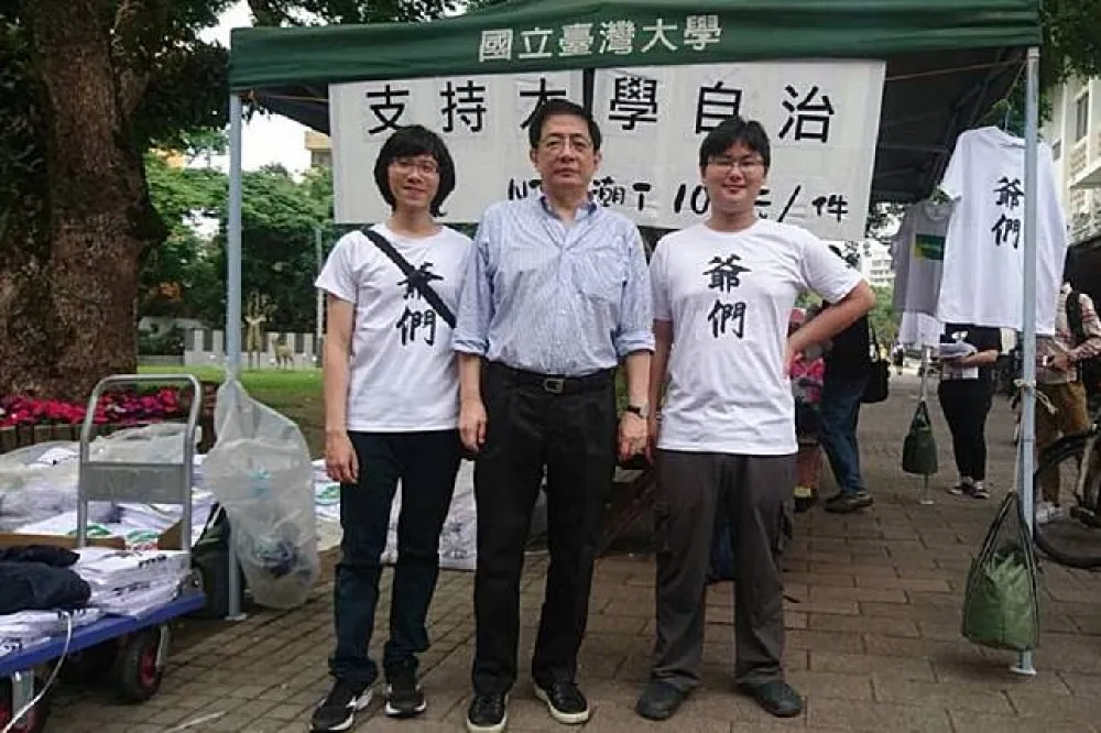 挺管用的！　管中閔今現身台大義賣「爺們」T恤　