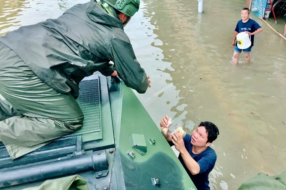 【出動戰車搶救】國軍投入千名兵力　前進淹水重災區協助復原