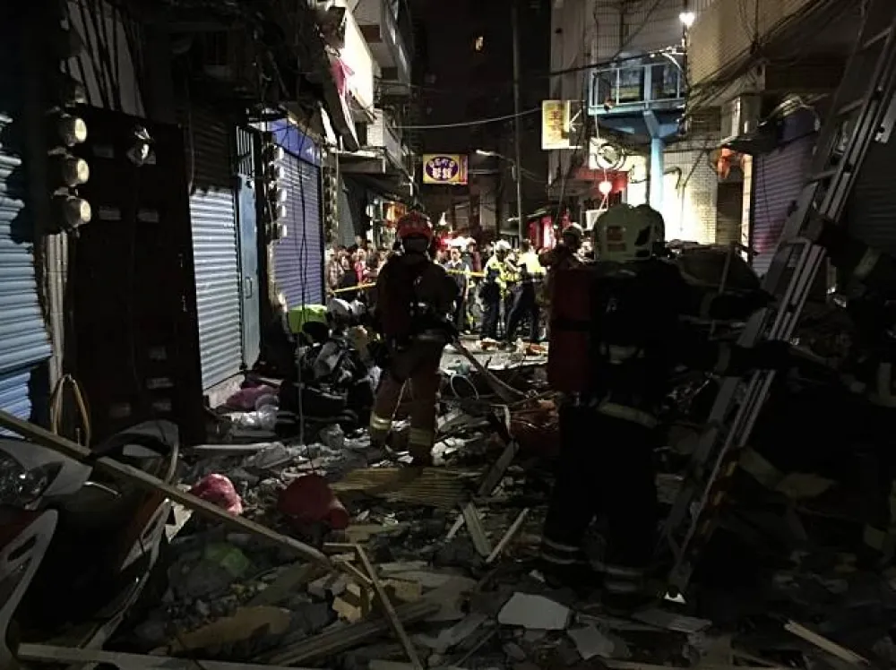 粉塵、水泥塊齊噴飛　三重暗夜氣爆釀2死5傷慘劇