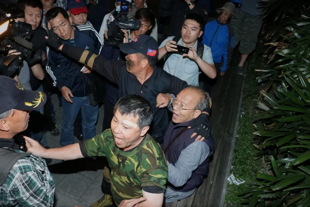 【反年改內鬨】八百壯士爆粗口　罵吳斯懷「王八蛋」