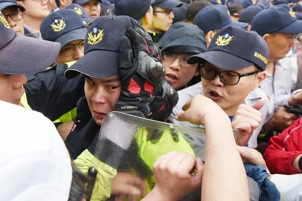  被學長衝撞哭了　警當人肉盾牌流下男兒淚