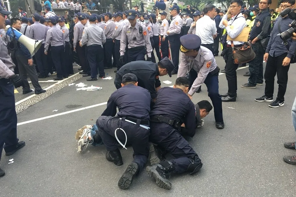 【八百壯士陳抗】警方出動保一維安特勤隊　逮捕66名滋事民眾  