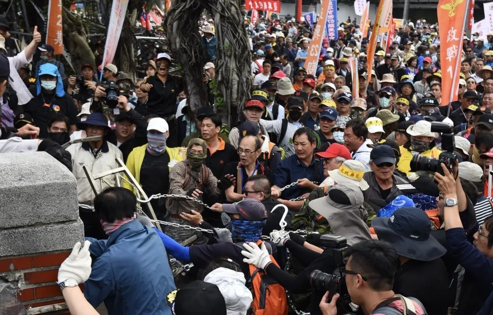 【檢察官進駐市警局】反年改脫序傷84名員警　14名記者送醫