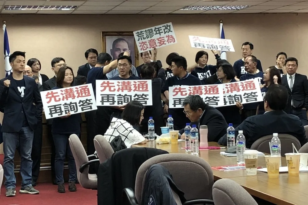 【直播】立院軍改案詢答國民黨占主席台　綠委宣布休會
