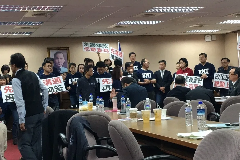 【軍人年改】藍綠推擠亂糟糟　開會沒15分鐘就散了