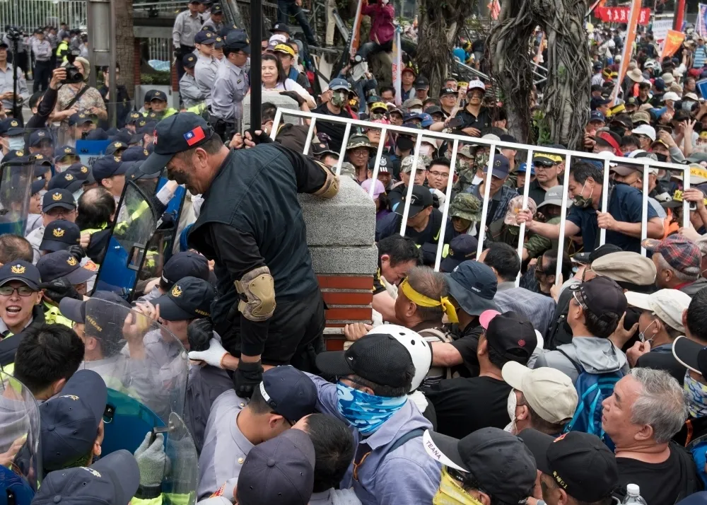 「為何還要拚老命上街頭」　一名退伍軍人道盡陳抗背後的辛酸