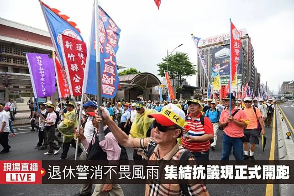 【直播】退休警消不畏風雨　集結抗議現正式開跑
