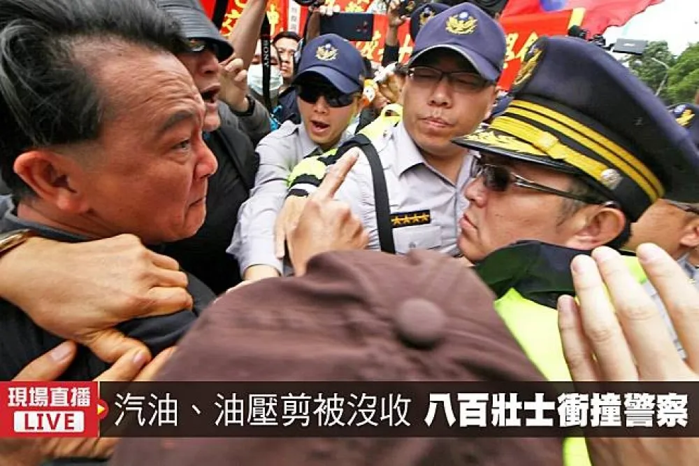 【直播】不滿帳棚遭搜汽油、油壓剪被拿走　八百壯士衝撞警察