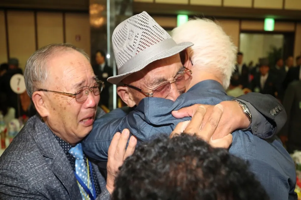 「我告訴自己別哭，但還是淚流滿面」 　兩韓離散家族70年相聚僅3天