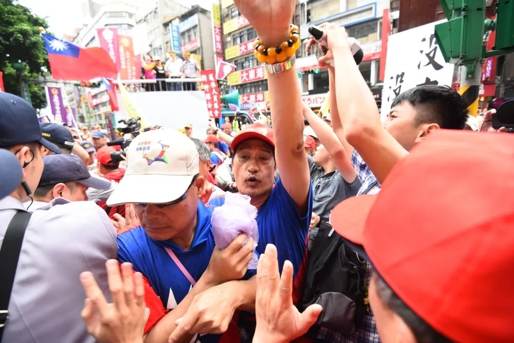 【不服從第二天】警察推擠警察　中正一分局湧大批「抗議退警」　
