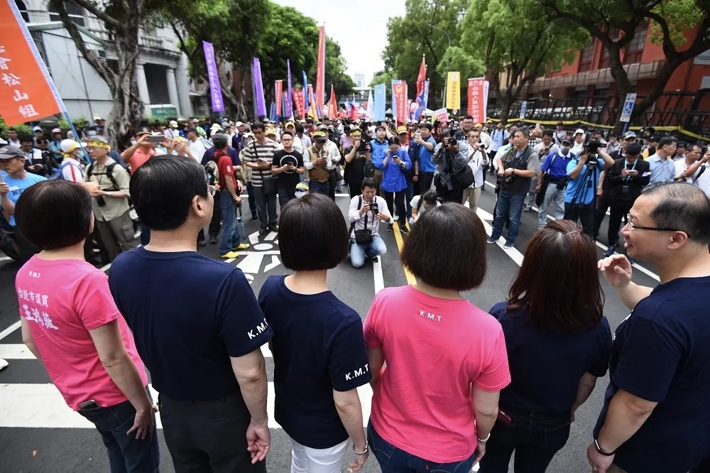 【不服從第二天】300名退休警消聚立院外　藍委穿「KMT」潮T助陣