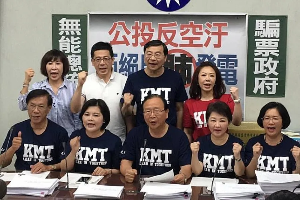 為空污開幹蔡政府　藍營2.5萬份公投連署送中選會