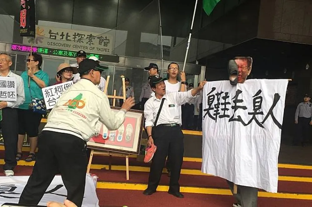 【丟馬無罪沒在怕】懷疑柯P與中國交心　獨派又去北市府扔鞋了