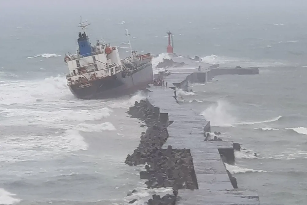 【高雄海難】「錦華輪」因風浪過大要棄船　國搜中心無法立即救援