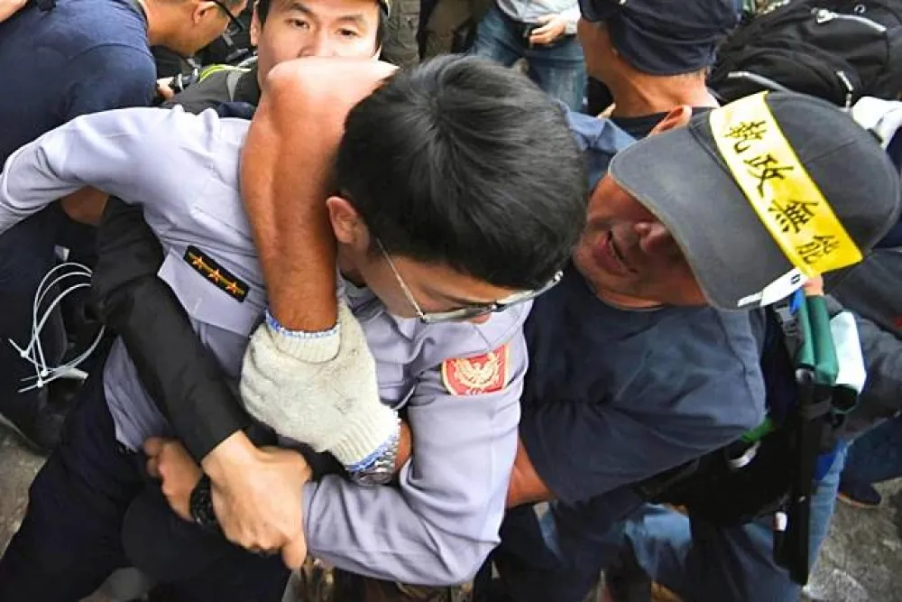【直播】八百壯士抗爭激進化　退休軍警：我們有權逮捕維安警察