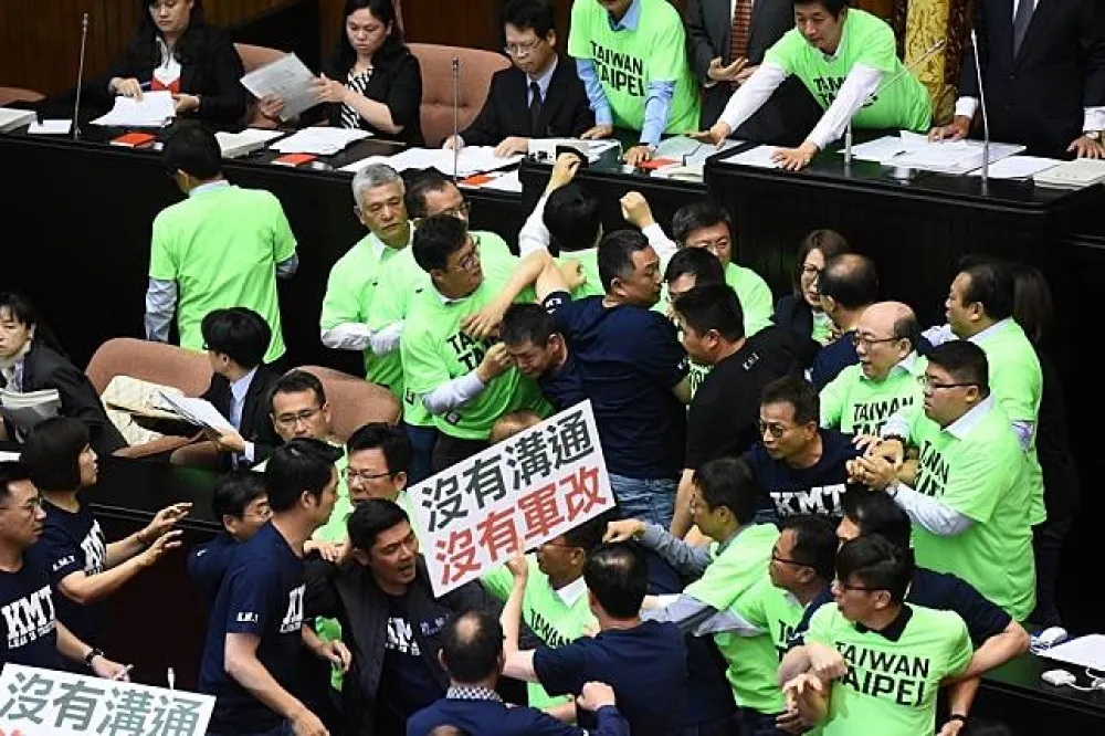 軍人年改案　藍綠立委衝突中付委審查