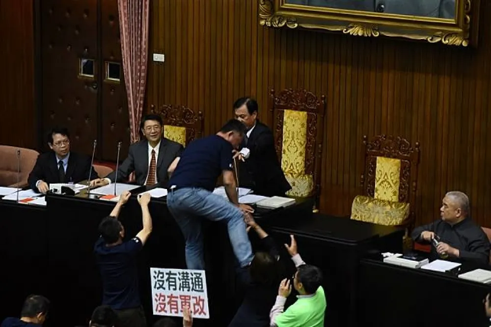 【軍改大戰】藍委楊鎮浯跳上主席台慘遭蘇嘉全推落　許毓仁頭部被襲