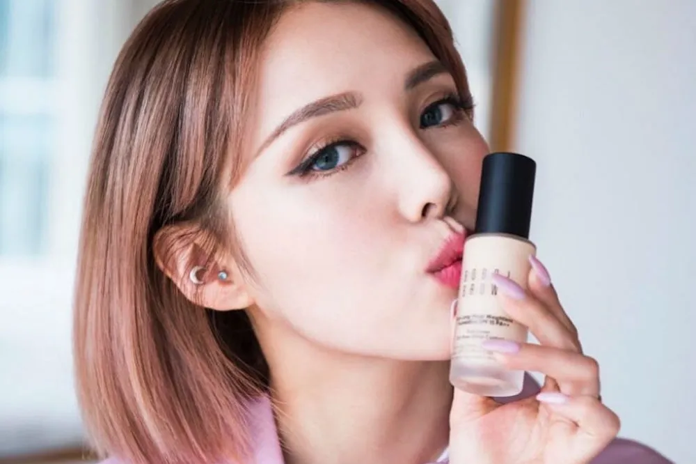 【有片】BOBBI BROWN持久無痕輕感粉底，好用到連PONY大神與Olivia女神都甘心為它背書見證！