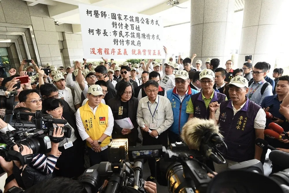  「洲民放火、百姓怒火」　大彎北段200居民向柯P攔路喊冤