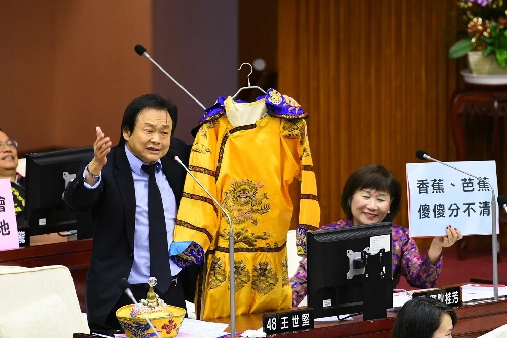 【笑翻官員】王世堅送柯P龍袍　讓「真命天子」在家過過癮