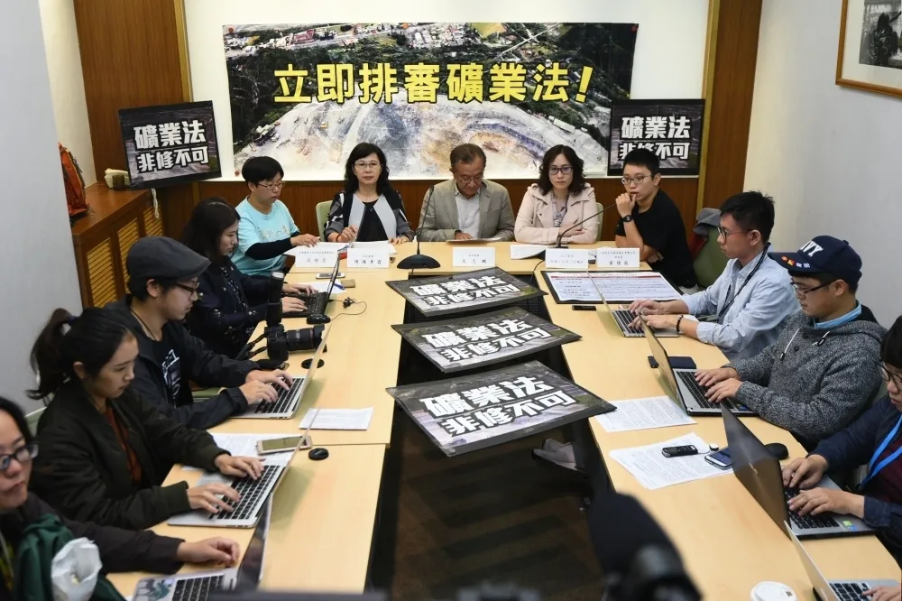 高志鵬再為礦業法槓自家人　「不是非要過政院版」　