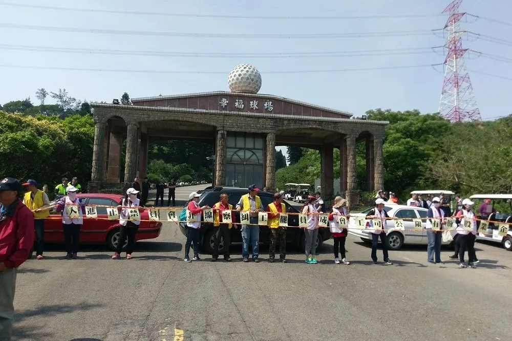 林口幸福球場勞資糾紛陷僵局　14名桿弟拉封鎖線向資方嗆聲