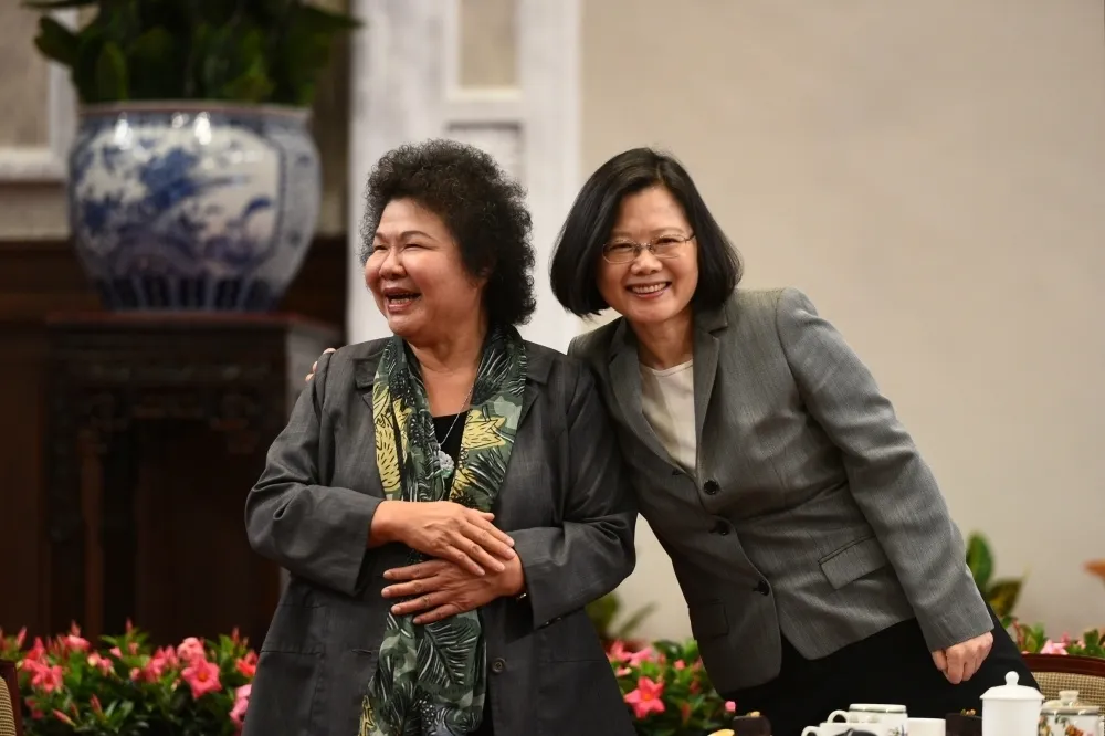 蔡英文左一句「菊姐」右一句「菊姐」　讓她捨下「田野美夢」