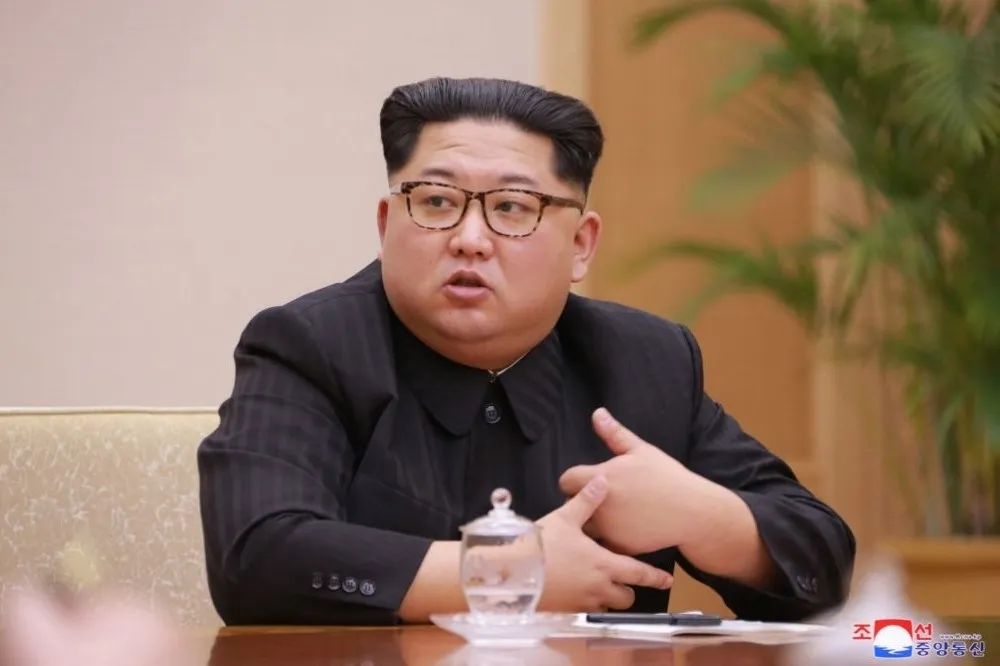 金正恩遭勸戒菸不悅　李雪主溫柔緩頰尷尬場面