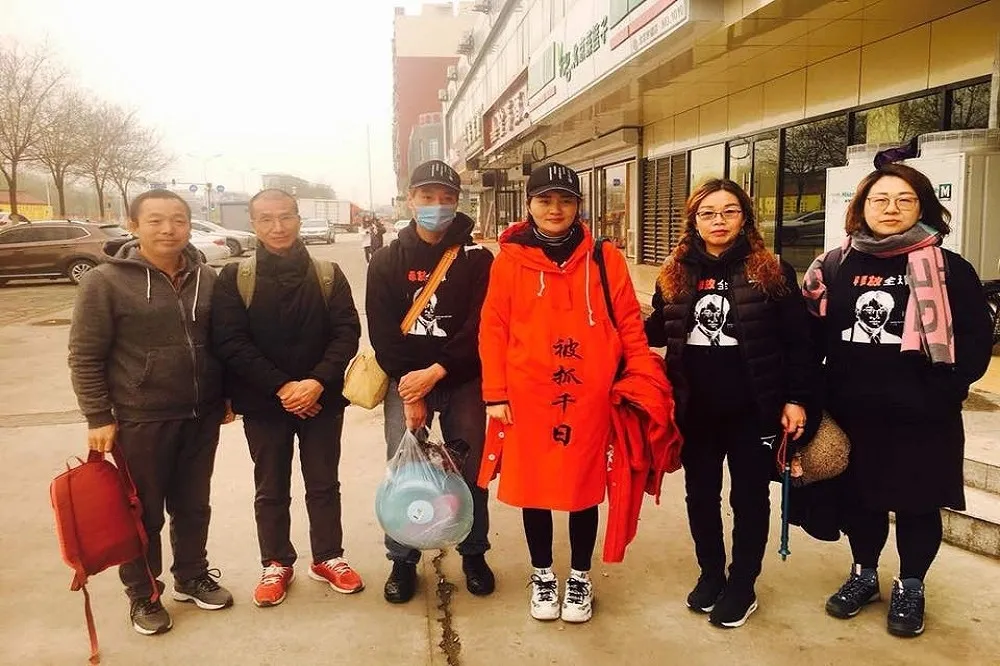 千里尋夫遭國保軟禁　李文足陽台大罵「你們出賣良心一群走狗」