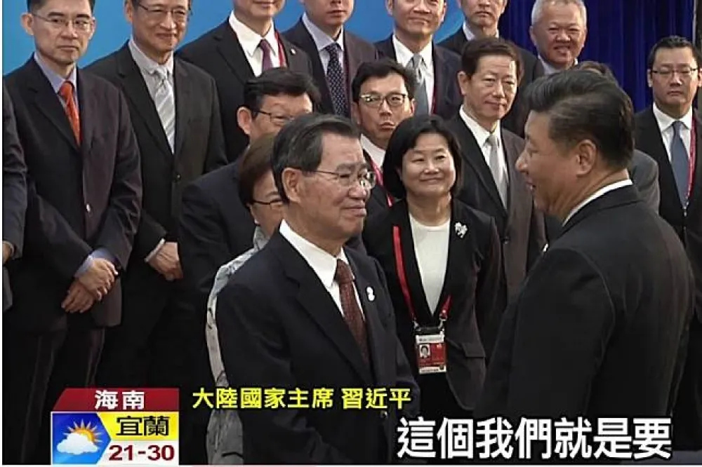 【罰站片】蕭萬長聽習近平訓話7分鐘　網友：見了習皇還不跪安？