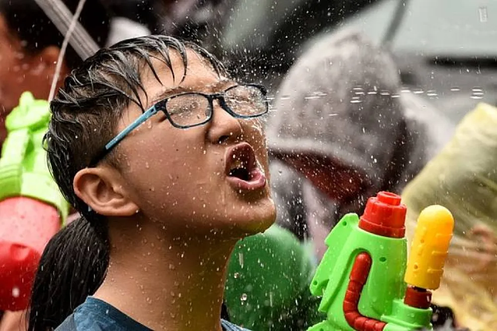 【圖輯】新北潑水節「水花四射」　中和華新街成水槍PK熱戰區