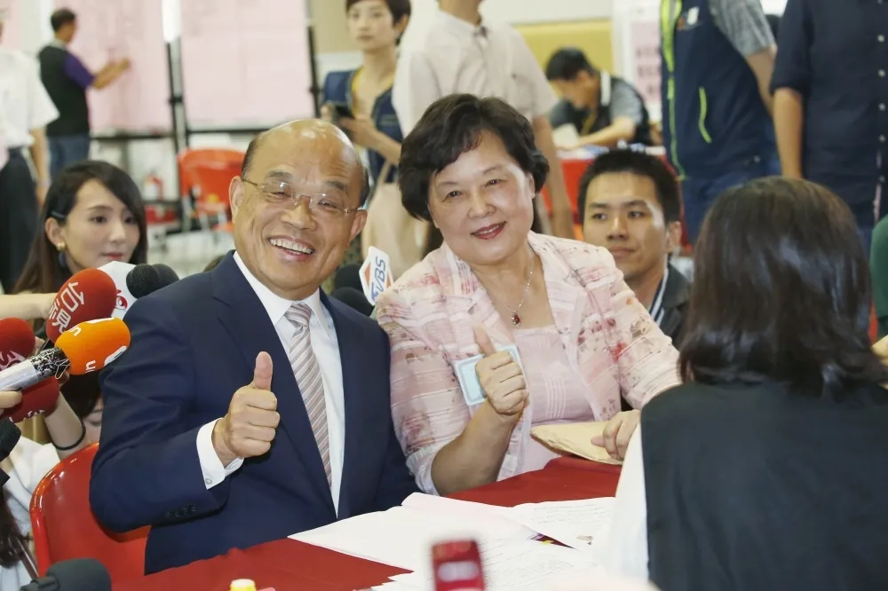 新北市長侯蘇登記日強碰　蘇貞昌有太太陪同、侯友宜小跑步進場　
